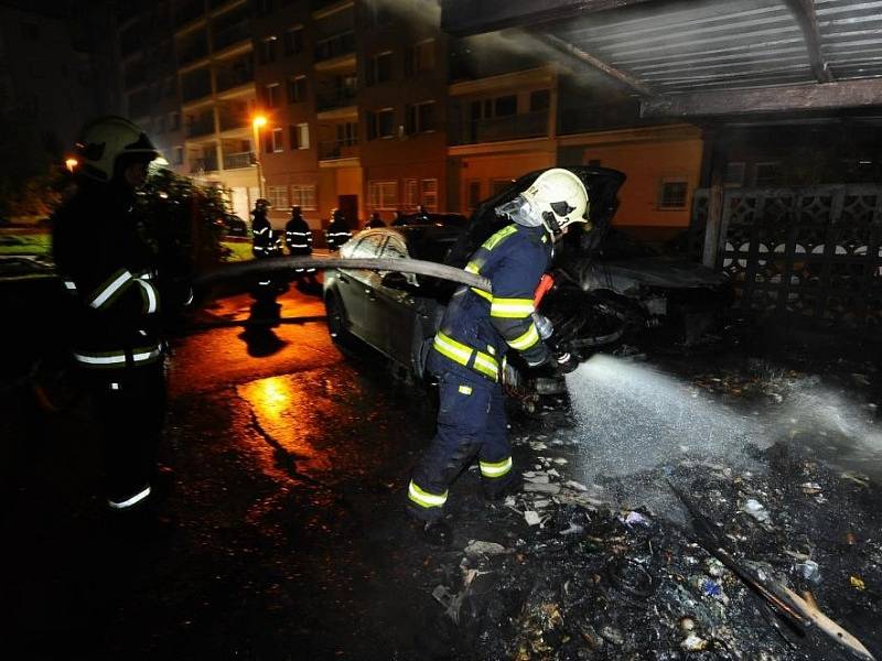 Požár kontejnerů a blízko stojících automobilů ve vnitrobloku v Jateční ulici v pražských Holešovicích.