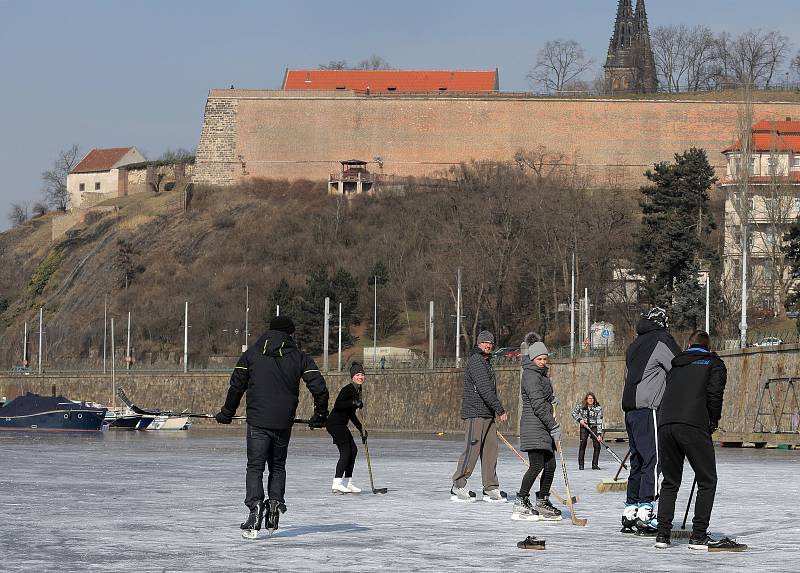 Ledová Praha - bruslení na zamrzlé Vltavě u Yachtclubu pod Vyšehradem.