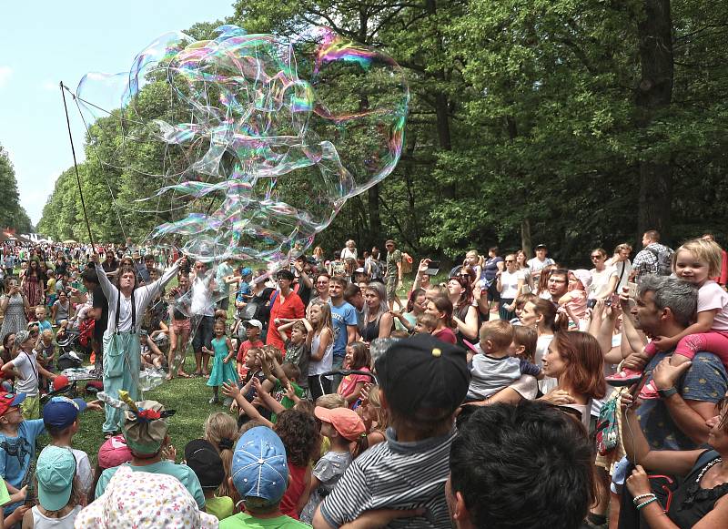 Největší český rodinný festival Kašpárkohraní oslavil 10. narozeniny v Oboře Hvězda.