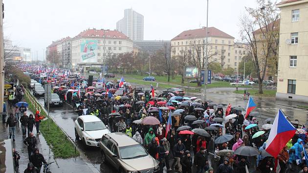 Protestní průvod k budově České televize 17. listopadu 2022.