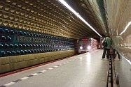 Modernizace stanice metra A Jiřího z Poděbrad začala v září 2021.