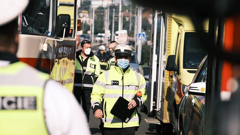 V pražské Libni se srazila tramvaj s vozem technických služeb.