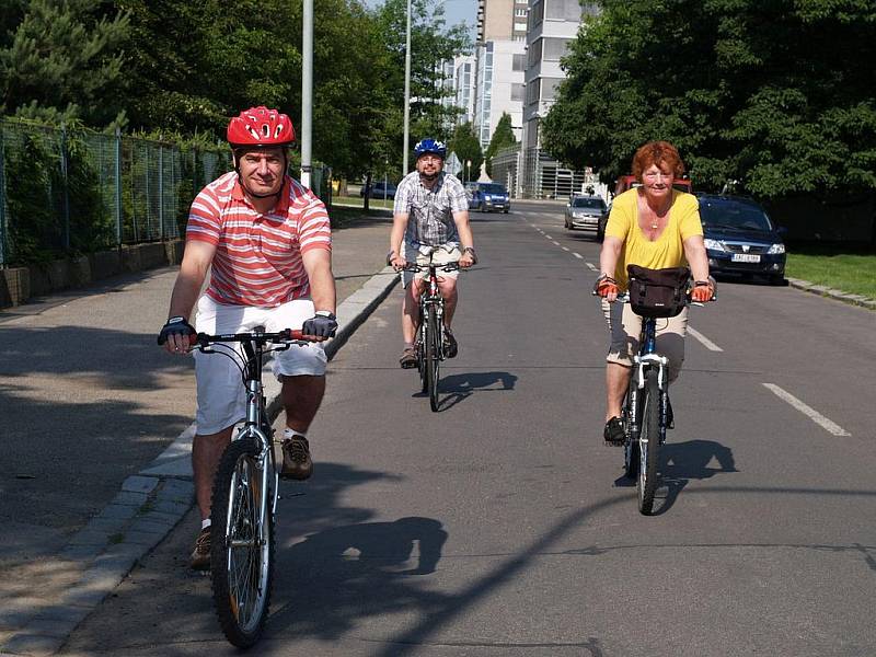 Na snímku jedou do práce na kole starostka Marie Kousalíková (z Petřin), radní Ondřej Balatka (z Dejvic) a tajemník úřadu Jan Holický (z Hanspaulky) 