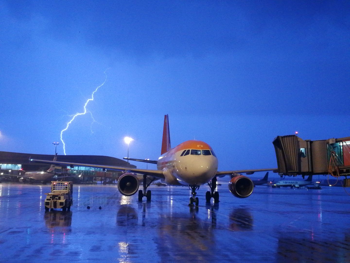 Airbus proklatě nízko, zácpa jako na D1. Letiště kvůli bouřce nepřijímalo -  Pražský deník