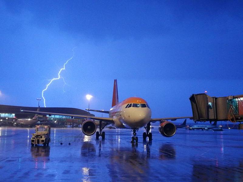 Čtvrteční bouřka omezila provoz na Letišti Václava Havla Praha.
