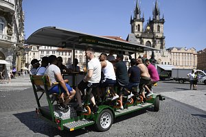 Pivní kolo, vozítko servírující alkohol skupinám turistů