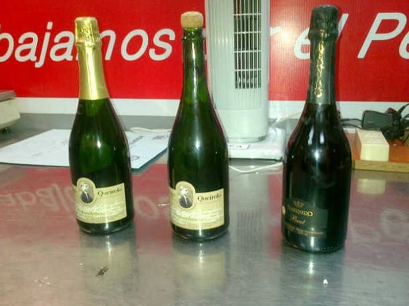 Policisté dopadli pašeráky drog, kteří převáželi zboží v lahvích od vína. 