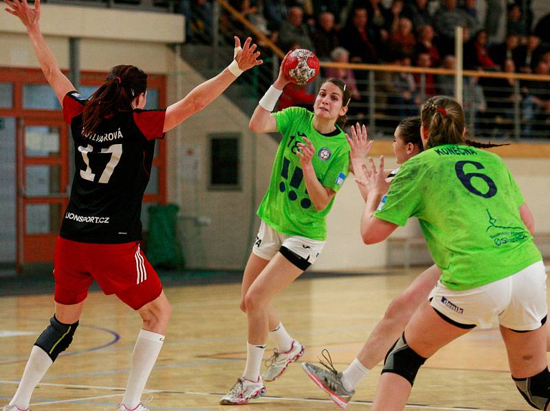 Házenkářky Poruby nezvládly vstup do play-off, když v Polance prohrály úvodní semifinále s pražskou Slavií 22:29.