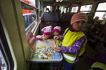 Cyklohráček - speciální vlaková souprava přestavěná na pojízdné hřiště pro děti.