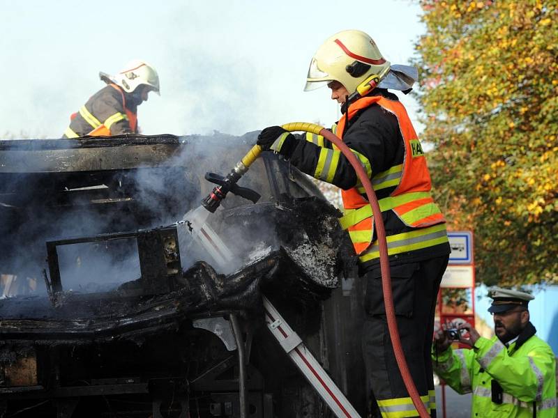 Požár autobusu městské hromadné dopravy ve Weberově ulici v pražském Motole.