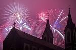 Novoroční ohňostroj byl 1. ledna odpalovám poprvé z pražského Vítkova. Na snímku je v popředí kostel svatého Cyrila a Metoděje v Praze 8-Karlíně na Karlínském náměstí.