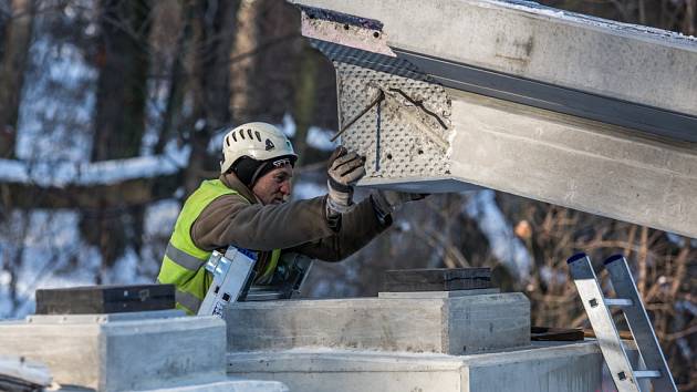 Jeden z největších mobilních jeřábů v Česku, téměř stotunový osminápravový kolos s maximální nosností 550 tun, usadil ve čtvrtek 21. ledna 2016 ve stanici lanové dráhy Nebozízek na pražském Petříně nosníky pro nový železobetonový most.