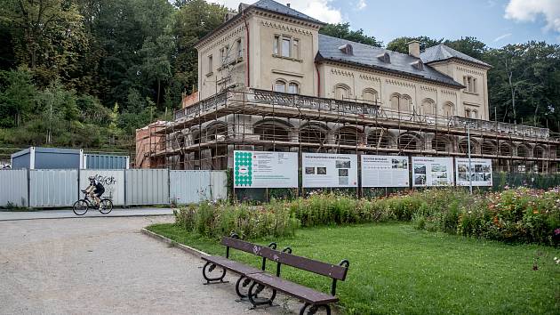 Novináři si mohli 13. srpna 2019 prohlédnout práce na rekonstrukci Šlechtovy restaurace v parku Stromovka v Praze.