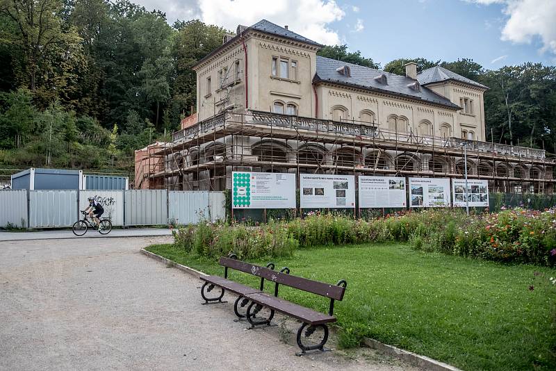 Novináři si mohli 13. srpna 2019 prohlédnout práce na rekonstrukci Šlechtovy restaurace v parku Stromovka v Praze.