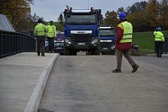 Zatěžovací zkoušky nového mostu nad železniční tratí ve Strančicích.