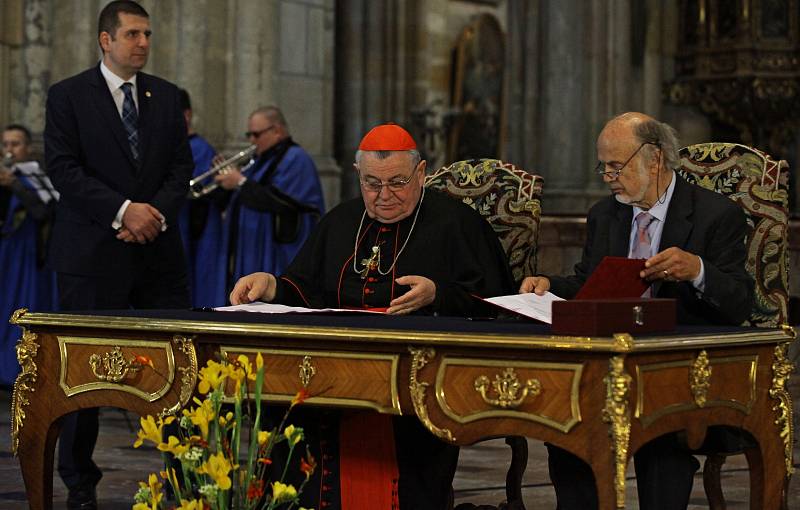 V pondělí odpoledne byla v katedrále svatého Víta za účasti kardinála Dominika Duky podepsána smlouva  s vítěznou firmou (Gerhard Grenzing S.A.) na výrobu majestátního nástroje Svatovítských varhan.