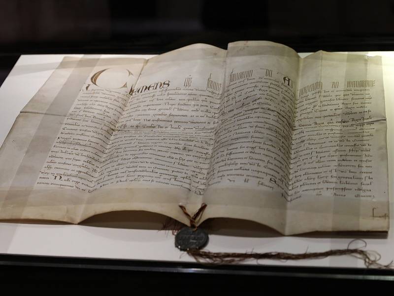 Výstava Insignií Univerzity Karlovy v Karolinu. Na snímku Papežská listina z 26. ledna 1347.