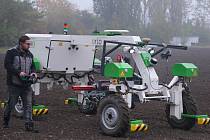Představení prvního robotického a plně autonomního traktoru (červené rycí zařízení) v České republice.