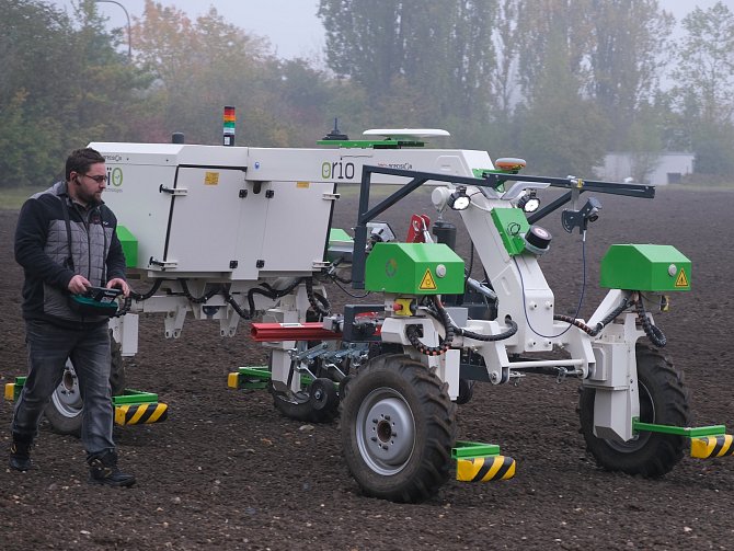 Představení prvního robotického a plně autonomního traktoru (červené rycí zařízení) v České republice.