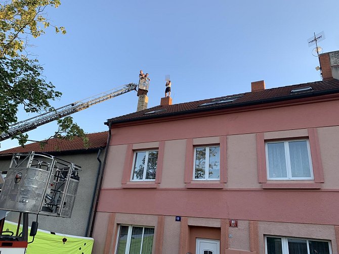 Více než sedm hodin vyjednávali policisté s mužem, který v pražských Malešicích odmítal opustit střechu rodinného domu.