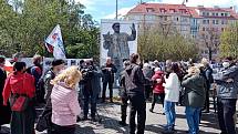 Demonstrace na náměstí Interbrigády v Praze, kde stával pomník sovětského maršála Koněva, v roce 2021. Potkali se tam sympatizanti i odpůrci současného Ruska.