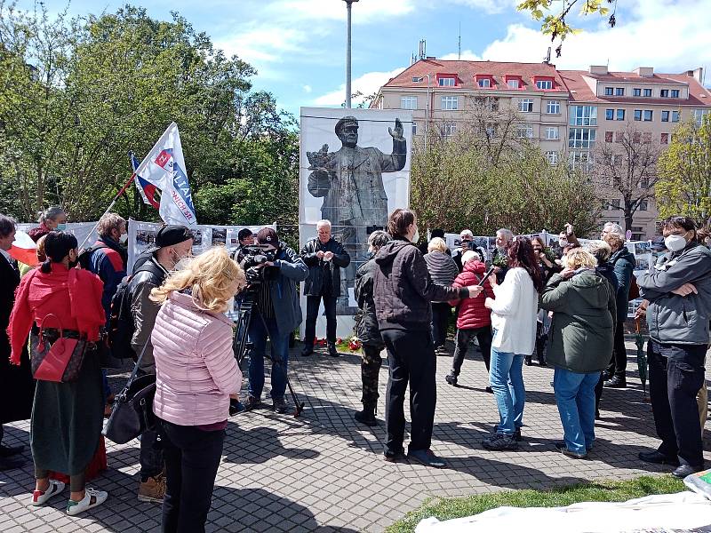 Demonstrace na náměstí Interbrigády v Praze, kde stával pomník sovětského maršála Koněva, v roce 2021. Potkali se tam sympatizanti i odpůrci současného Ruska.