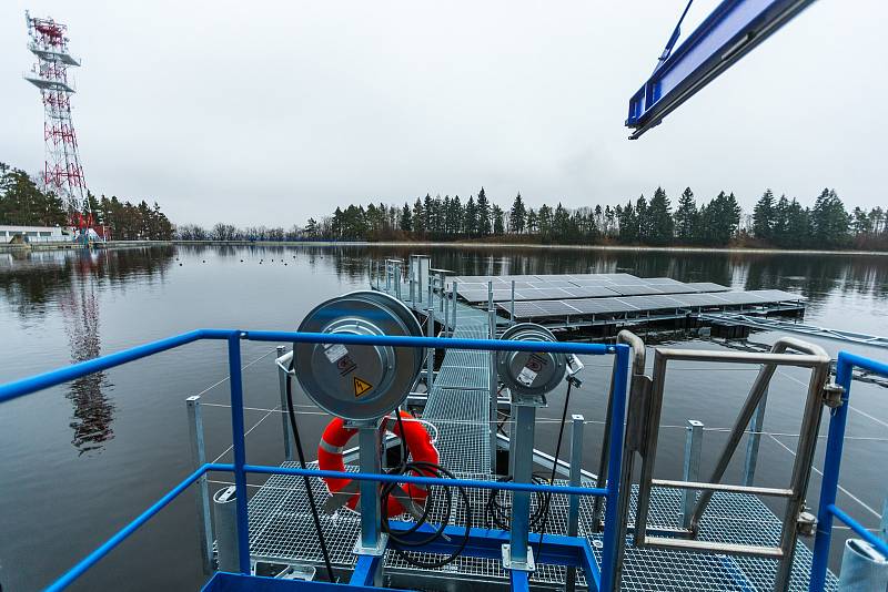 Plovoucí fotovoltaická elektrárna u Štěchovic na hladině nádrže Homole.