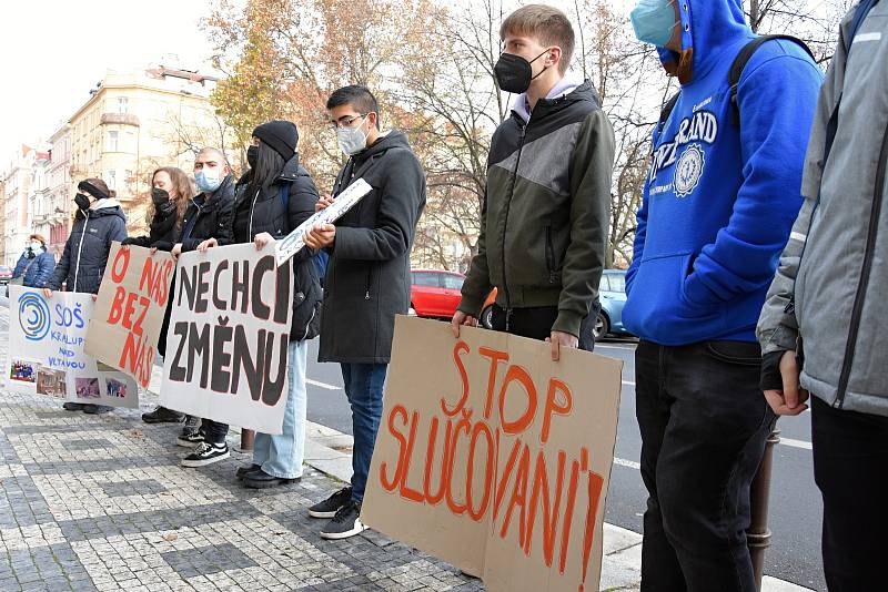 Demonstrace proti zrušení kralupské střední odborné školy a učiliště před budovou Krajského úřadu Středočeského kraje na pražském Smíchově.