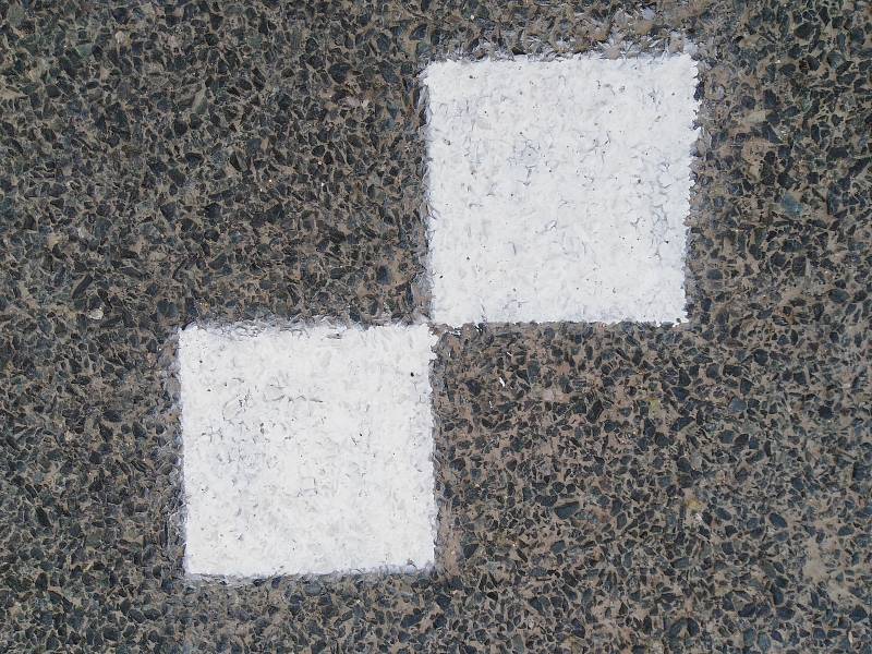 Bílé čtverce na silnicích.