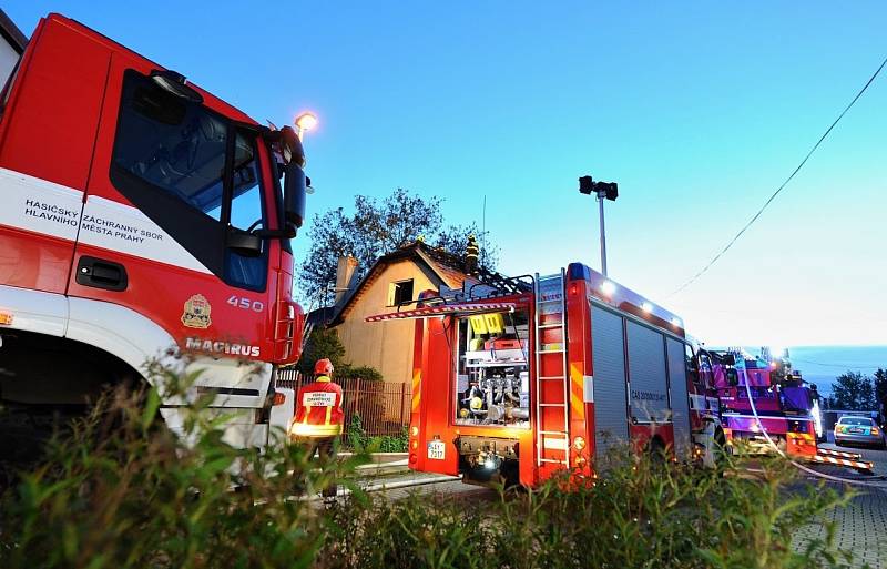 Hasiči zasahovali u požáru rodinného domu v Dolních Měcholupech.