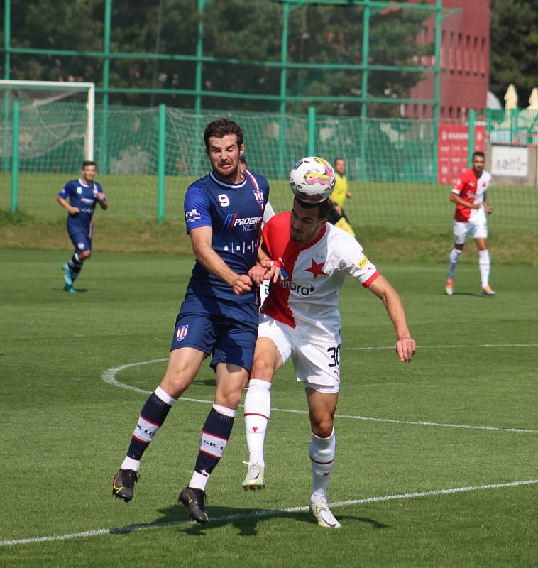 Fotbalisté Slavie za zavřenými dveřmi tréninkového areálu v Edenu odehráli generálku s druholigovou Líšní. A ta favorita překvapivě porazila 4:2!