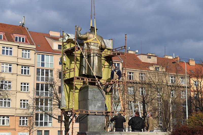 Praha 6 nechala odstranit sochu sovětského maršála Koněva z náměstí Interbrigády.