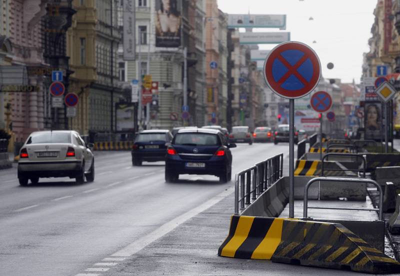 V sobotu 14. března došlo v pražské Legerově ulici k uzavírce jednoho jízdního pruhu betonovými zábranami. Cílem opatření je omezit hlučnost a množství škodlivin v dané lokalitě.