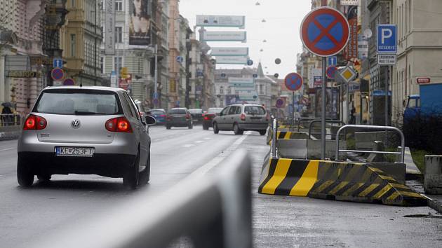 V sobotu 14. března došlo v pražské Legerově ulici k uzavírce jednoho jízdního pruhu betonovými zábranami. Cílem opatření je omezit hlučnost a množství škodlivin v dané lokalitě.