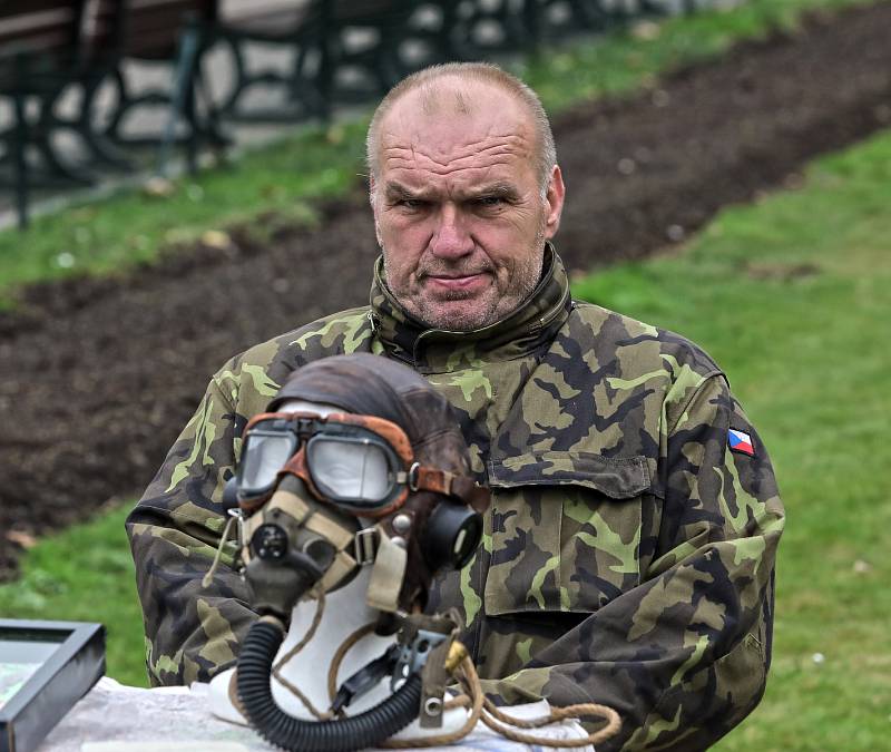 Den veteránů a výstava vojenské techniky na náměstí Míru.