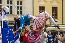 Divadelní průvod v rámci festivalu pouličního divadla Za Dveřmi.