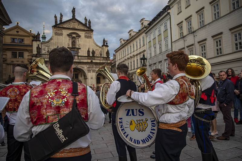 Svatojánské procesí prošlo 15. května centrem Prahy přes Karlův most v rámci 13. ročníku Svatojánských slavností Navalis a 300. výročí od blahořečení nejznámějšího českého světce a patrona lidí od vody Jana Nepomuckého.