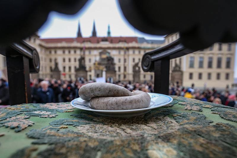 Protest proti udělení milosti prezidentem Milošem Zemanem šéfovi Lesní správy Lány Miloši Balákovi se konal u Pražského hradu 31. března 2022.