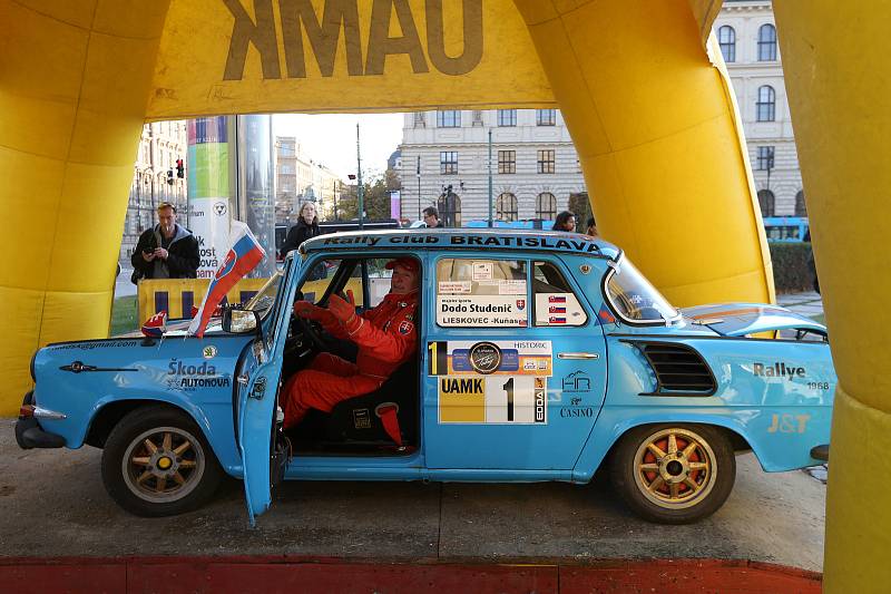 Ze slavnostního startu 10. ročníku mezinárodního automobilového závodu legend Rallye Praha Revival.