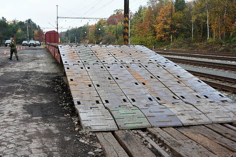 Z ukázky výstavby univerzální nakládací ocelové rampy (UNOR) a jejího využití k najíždění techniky na plošinové vozy v železniční stanici ve Staré Boleslavi.