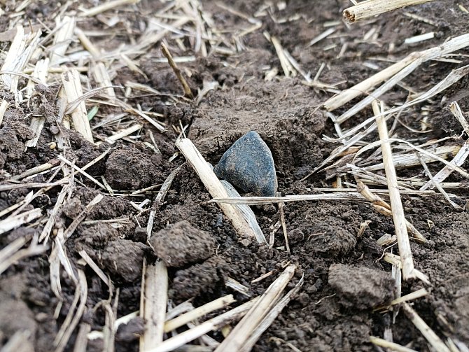 Nálezová situace meteoritu na poli u Pustých Úľan na Slovensku.