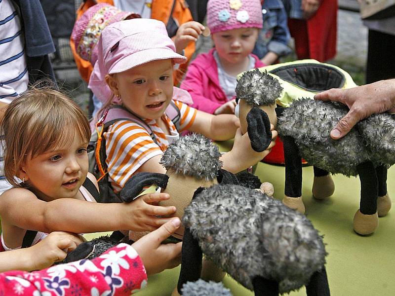 Mezinárodní festival pouličního divadla Teatrotoč začal 19. července na pražské Kampě.