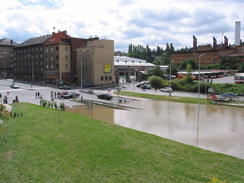 Povodně z roku 2002 v Praze. Lidé sledují stoupající vodní hladinu na Podbabě.