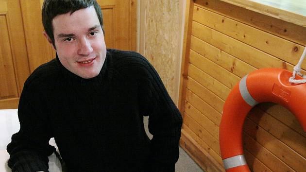 MÍSTO NAHOŘE NA PALANDĚ má Daniel jisté. Od listopadu na něm spí pravidelně každý den. Pokud by však na loď nepřišel třikrát po sobě, podle pravidel by o místo přišel. 