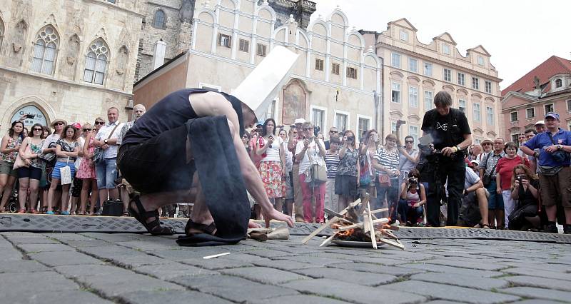 Husovské slavnosti 2015 na Staroměstském náměstí při příležitosti 600. výročí upálení mistra Jana Husa na kostnickém koncilu 6.července 1415. Na snímu herec Jakub Gottwald jako Jan Hus,symbolicky zapaluje oheň.