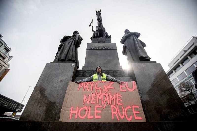 Kolem 600 lidí protestovalo na Václavském náměstí v centru Prahy proti směrnici EU, která omezuje legální držitele zbraní.