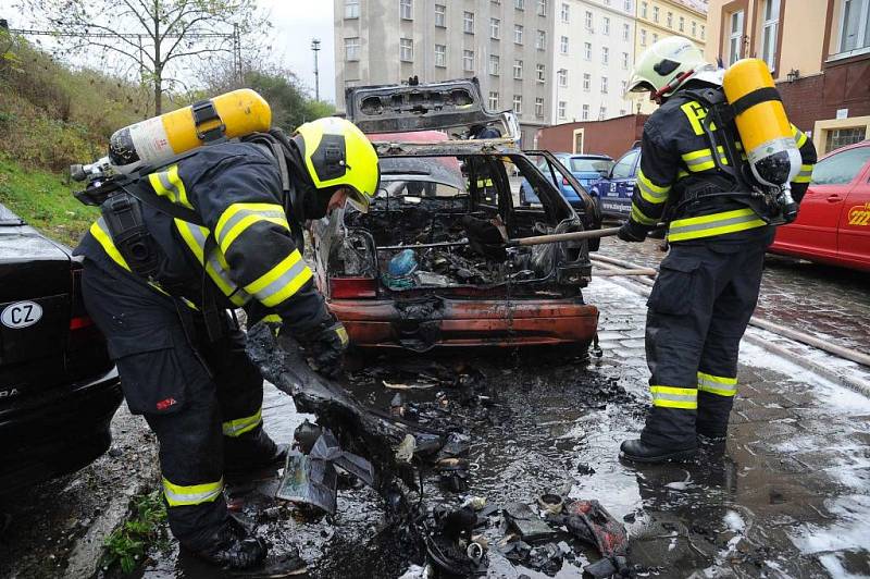 Požár automobilů ve Ctiradově ulici.