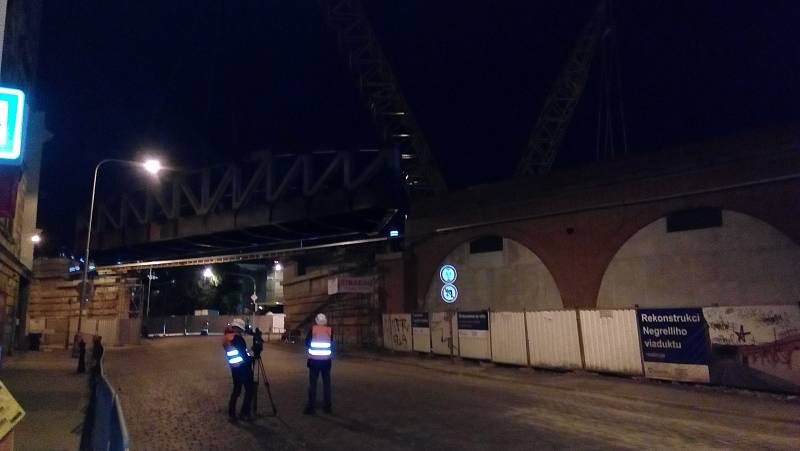 Usazování mostu Negrelliho viaduktu přes ulici Prvního pluku.