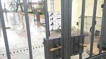 Uzavřená brána do areálu Pražského hradu. Letohrádek královny Anny.