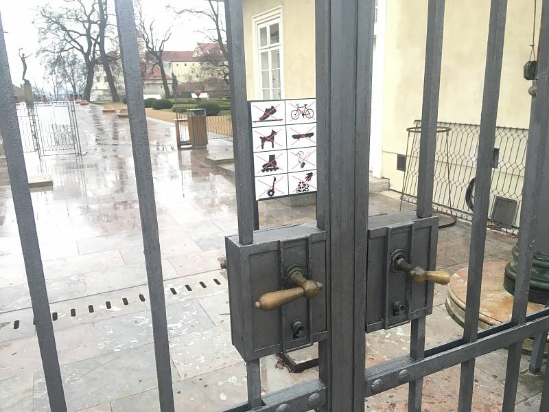 Uzavřená brána do areálu Pražského hradu. Letohrádek královny Anny.